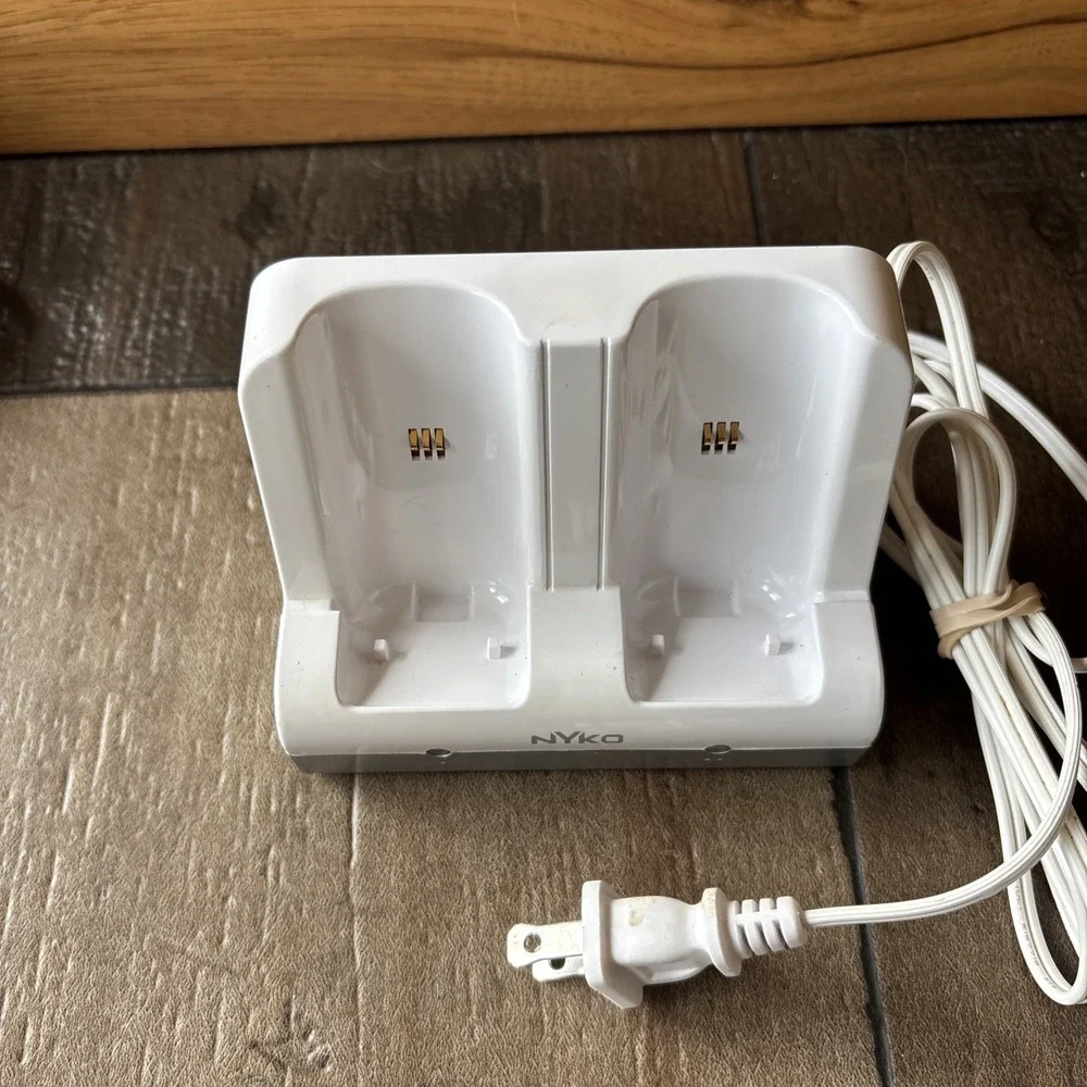 Nyko #87000-A50 Charge Station for Nintendo Wii Controllers - Tested